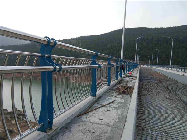 铁岭不锈钢桥梁护栏的特点及其在桥梁安全中的重要作用
